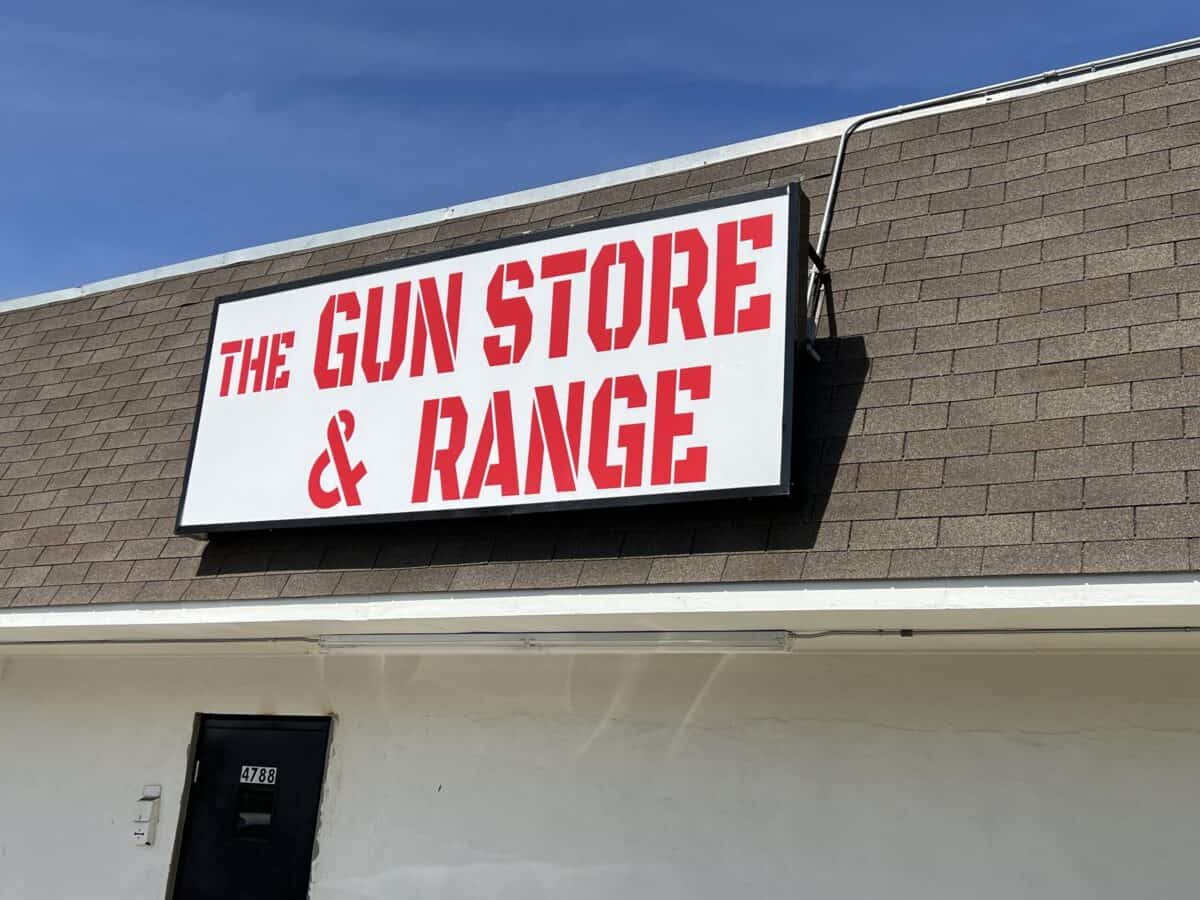 銃器店と射撃場